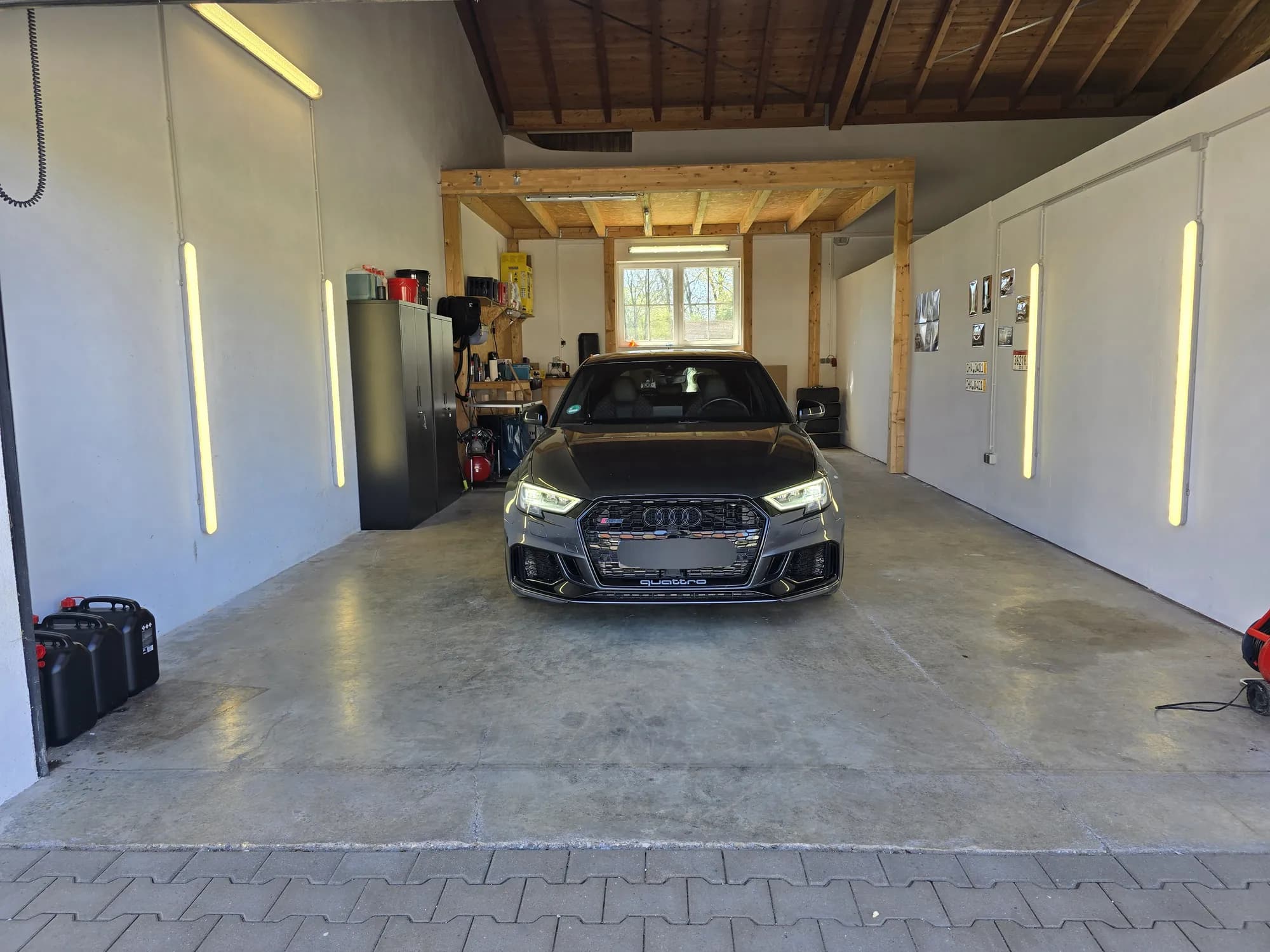 Audi RS3 Quattro Frontalansicht in der Aufbereitungshalle Steinegger Nettelkofen bei Grafing